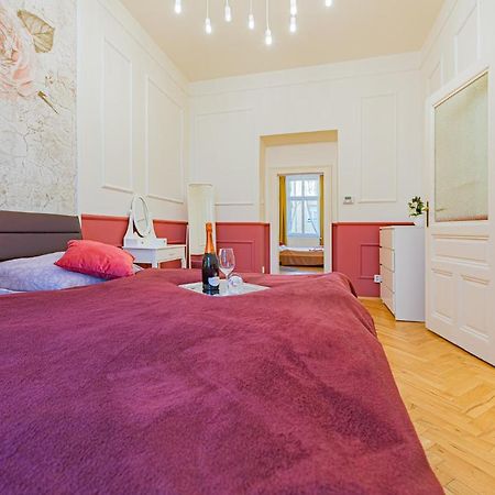 Colorful Wenceslas Square Apartment Прага Экстерьер фото