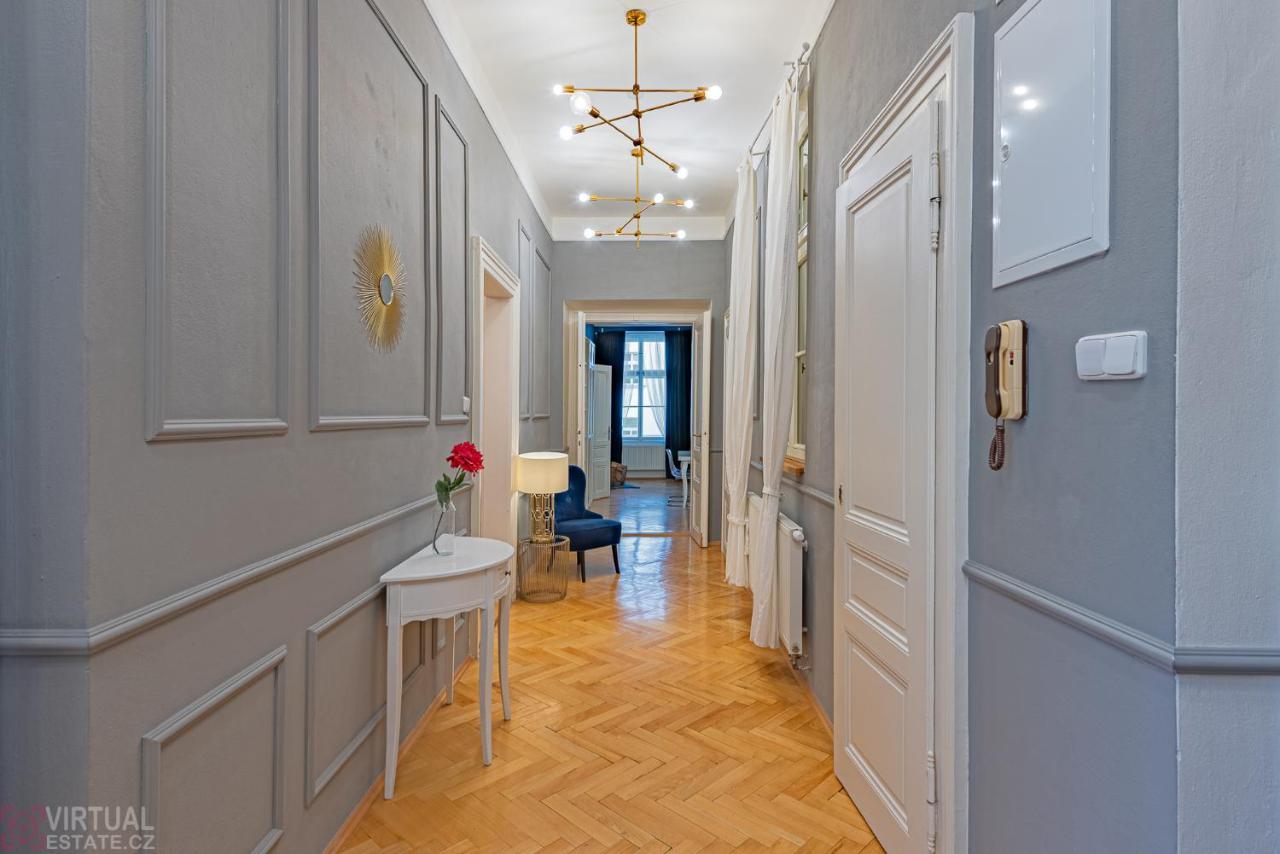 Colorful Wenceslas Square Apartment Прага Экстерьер фото