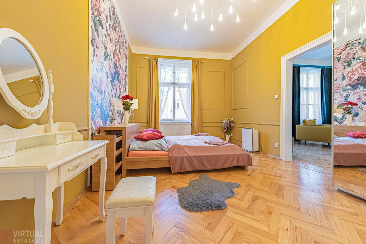 Colorful Wenceslas Square Apartment Прага Экстерьер фото
