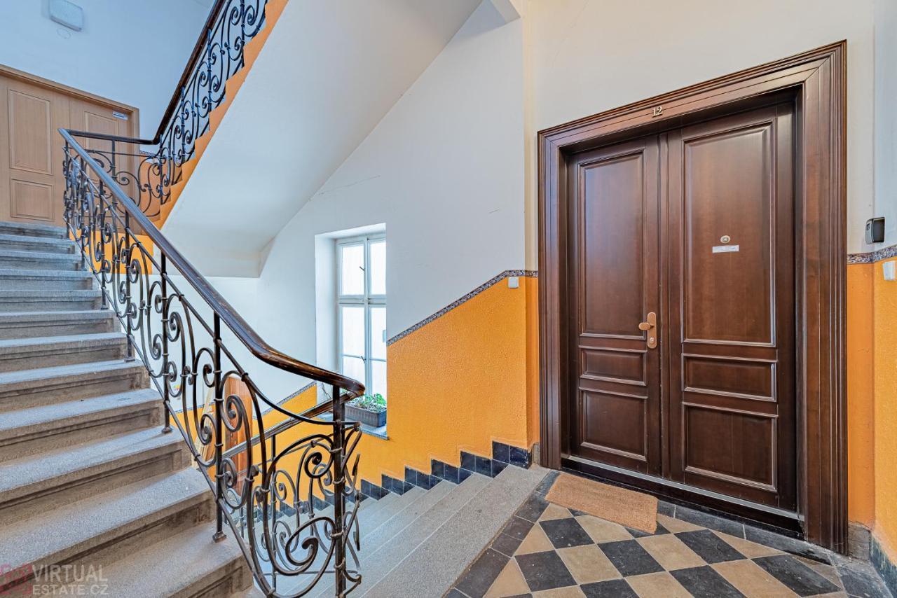 Colorful Wenceslas Square Apartment Прага Экстерьер фото