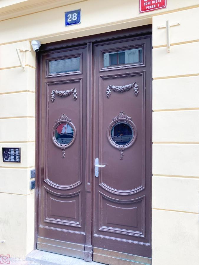Colorful Wenceslas Square Apartment Прага Экстерьер фото