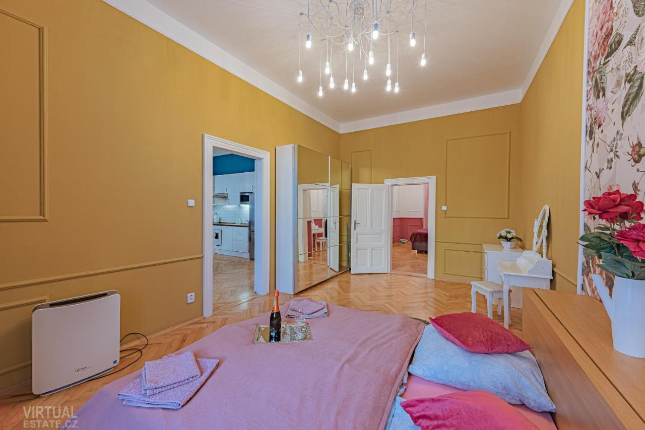 Colorful Wenceslas Square Apartment Прага Экстерьер фото