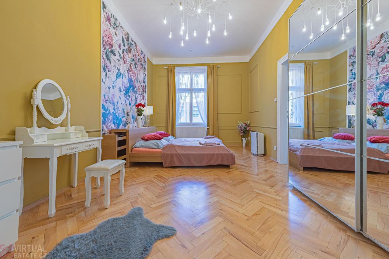 Colorful Wenceslas Square Apartment Прага Экстерьер фото