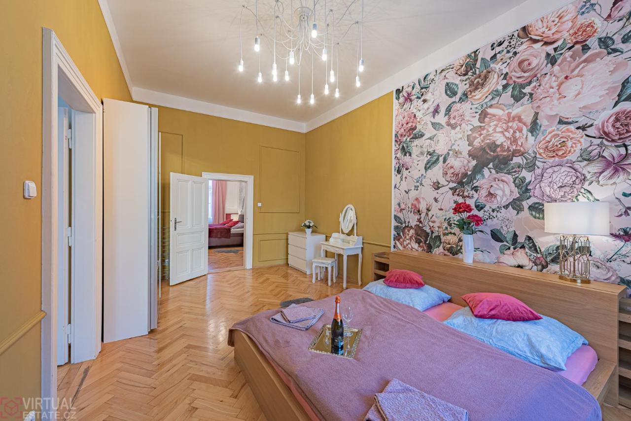 Colorful Wenceslas Square Apartment Прага Экстерьер фото