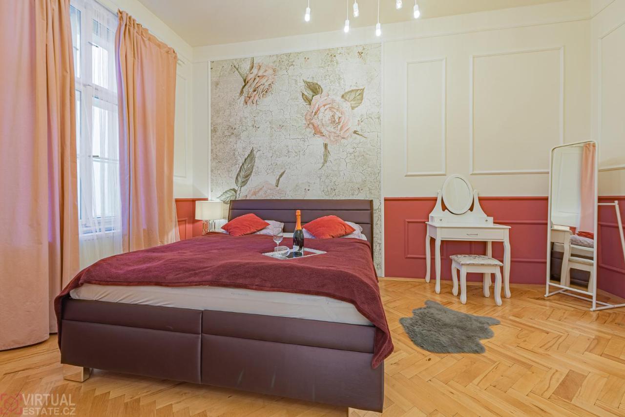 Colorful Wenceslas Square Apartment Прага Экстерьер фото