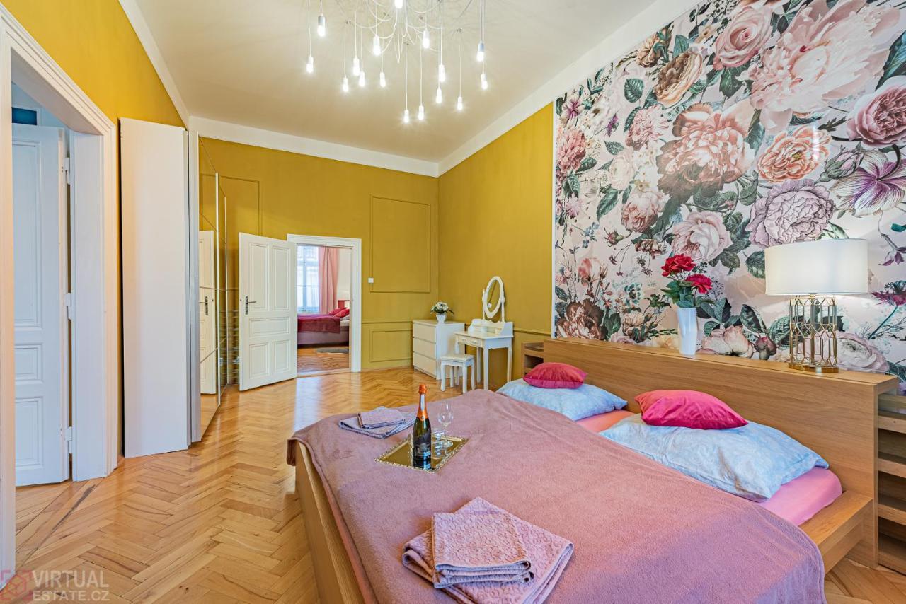 Colorful Wenceslas Square Apartment Прага Экстерьер фото