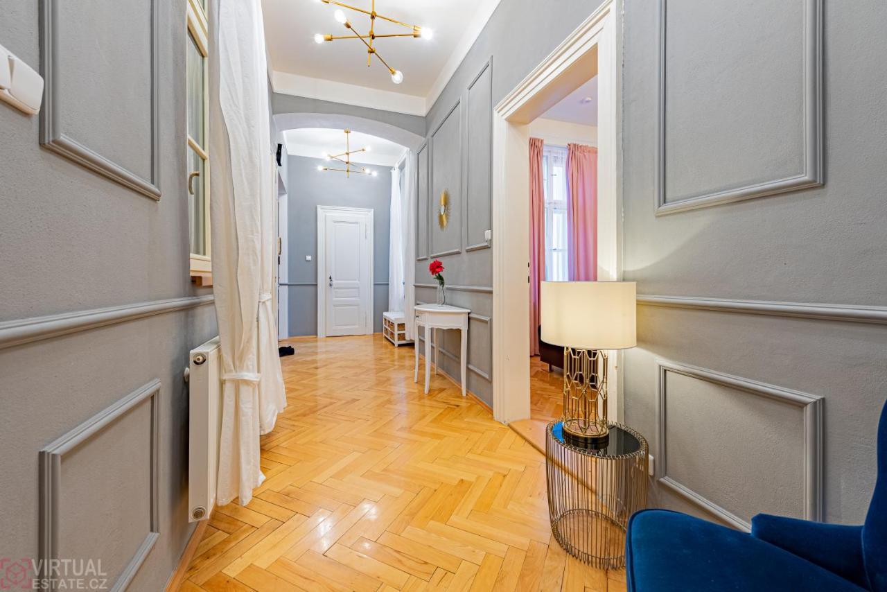 Colorful Wenceslas Square Apartment Прага Экстерьер фото