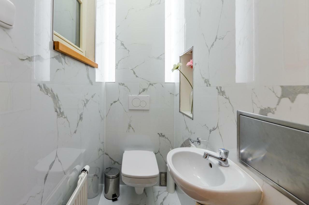 Colorful Wenceslas Square Apartment Прага Экстерьер фото